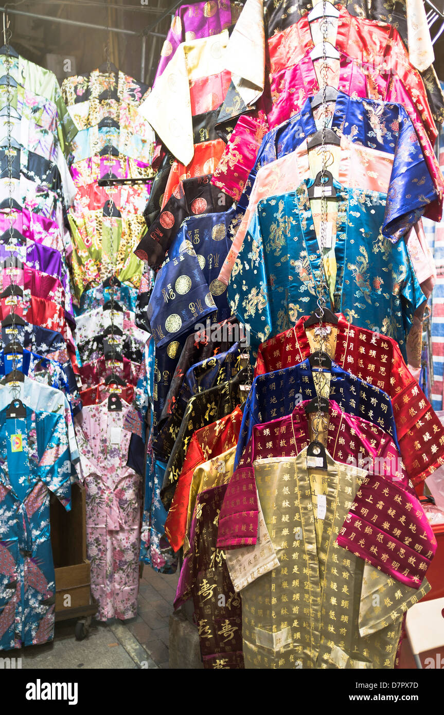 dh Temple Street market GIORDANIA HONG KONG abiti di seta cinese in mostra mercato notturno stalla porcellana abito Foto Stock