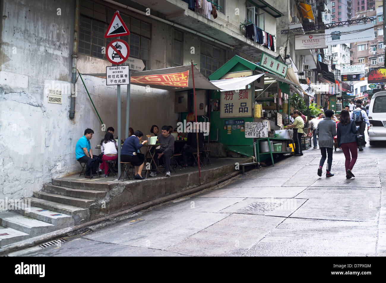Dh Sheung Wan HONG KONG Hong Kong street scene street cafe alley persone cina caffetterie su strada Foto Stock