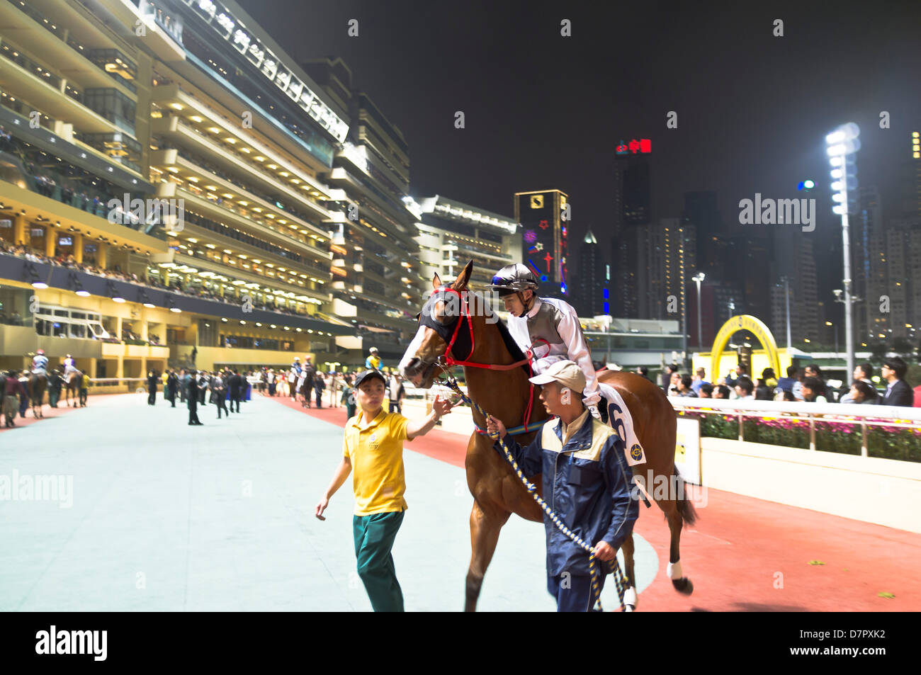 dh Happy Valley racecourse CAUSEWAY BAY HONG KONG Hong Kong corsa cavallo jockey notte gara riunione stadio di corse Foto Stock