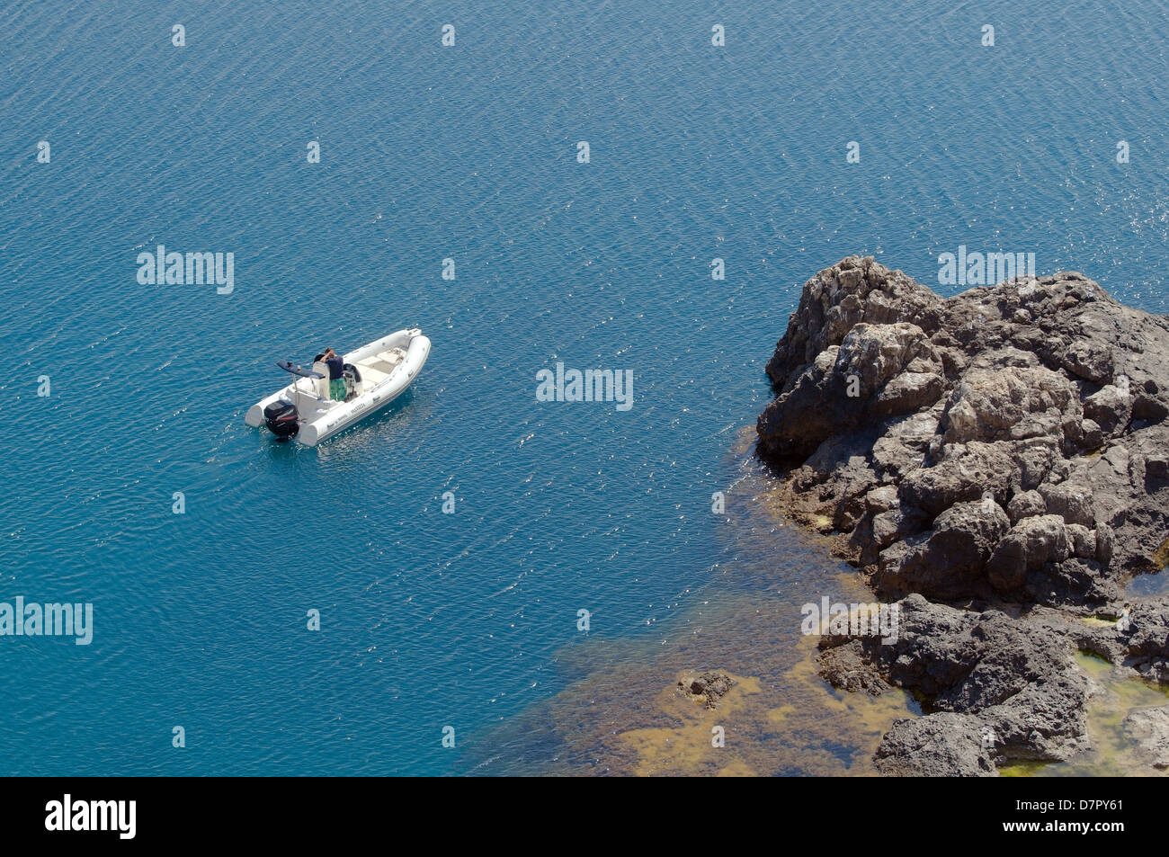 Una piccola barca nella baia, penisola Tarhankut, Tarhan Qut, Crimea, Ucraina, Europa orientale Foto Stock