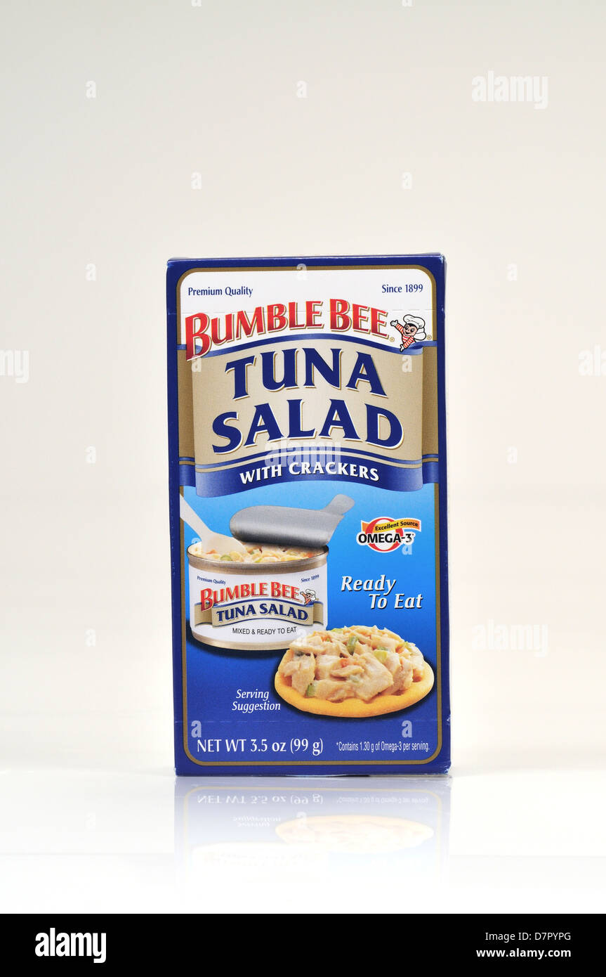 Pack di Bumble Bee pronto a mangiare insalata di tonno con cracker su sfondo bianco, ritaglio. Stati Uniti d'America Foto Stock