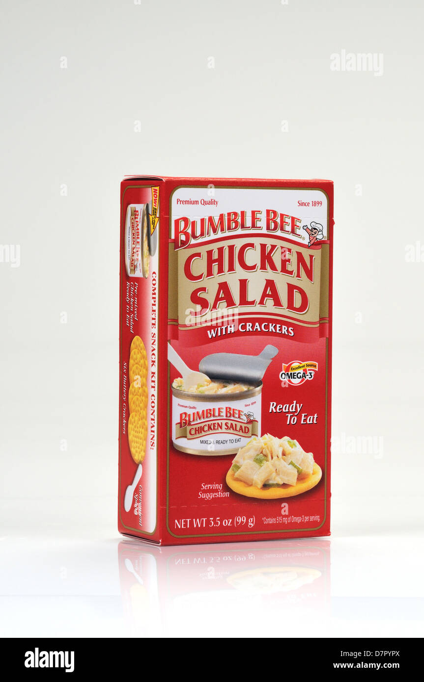 Pack di Bumble Bee pronto a mangiare insalata di pollo con cracker su sfondo bianco, ritaglio. Stati Uniti d'America Foto Stock