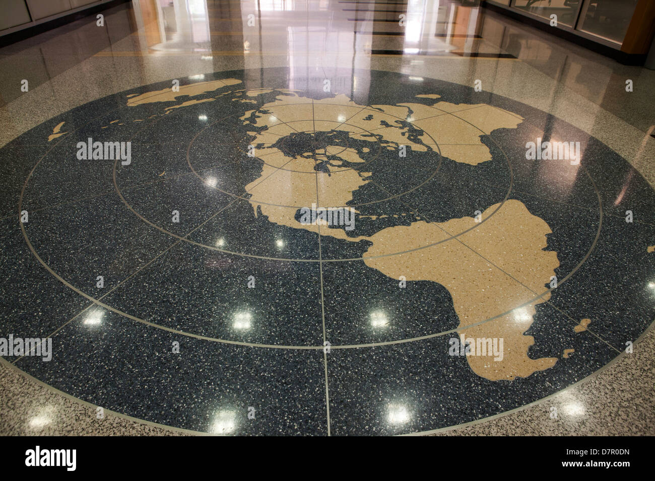 Circolare mappa del mondo sulla costruzione di piano della lobby Foto Stock