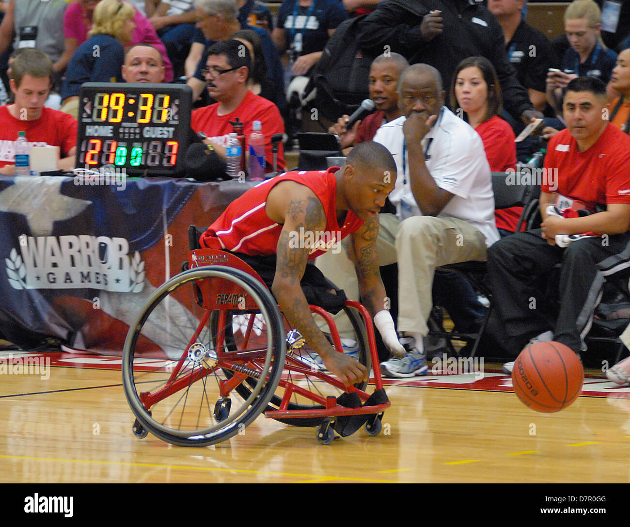 12 maggio 2013: apertura rotonda basket in carrozzella azione tra le Marine Corps e la marina/Coast Guard durante il primo giorno del guerriero concorso giochi presso gli Stati Uniti Olympic Training Center Colorado Springs, Colorado. Oltre 260 feriti e servizio disabili uomini e donne si sono riunite a Colorado Springs per competere in sette sport, Maggio 11-16. Tutti i rami dei militari sono rappresentati, ivi comprese le operazioni speciali e i membri delle forze armate britanniche. Foto Stock