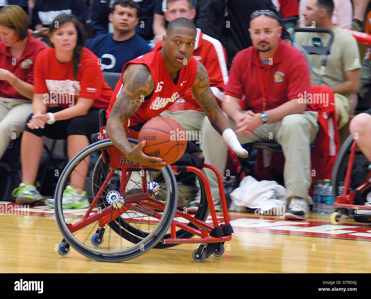 12 maggio 2013: apertura rotonda basket in carrozzella azione tra le Marine Corps e la marina/Coast Guard durante il primo giorno del guerriero concorso giochi presso gli Stati Uniti Olympic Training Center Colorado Springs, Colorado. Oltre 260 feriti e servizio disabili uomini e donne si sono riunite a Colorado Springs per competere in sette sport, Maggio 11-16. Tutti i rami dei militari sono rappresentati, ivi comprese le operazioni speciali e i membri delle forze armate britanniche. Foto Stock