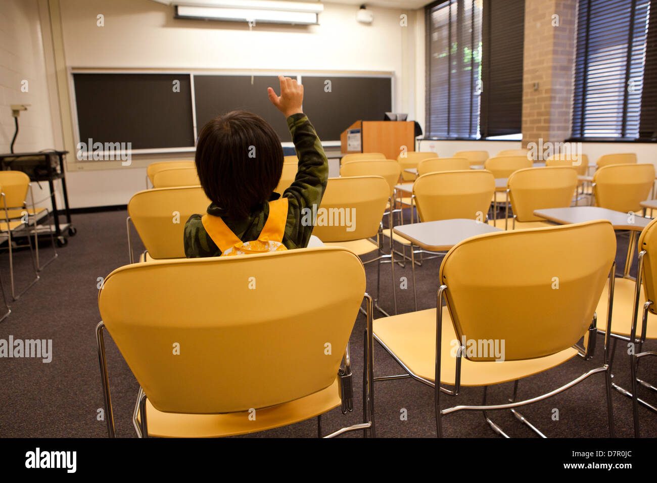 Ragazzo seduto in classe da soli - USA Foto Stock