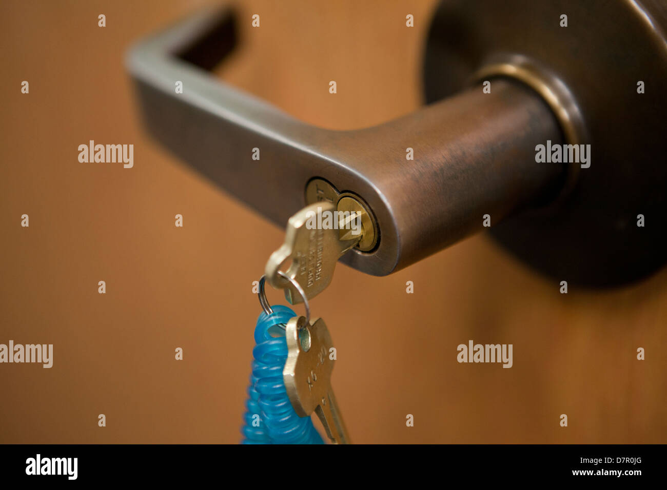 La chiave nella sede di bloccaggio della porta Foto Stock