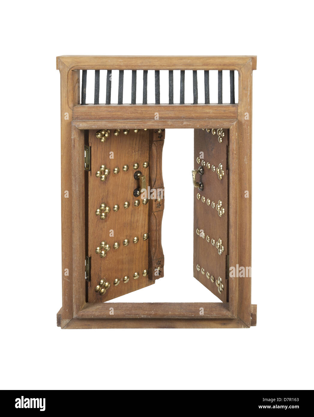 Aprire il castello in legno porta esterna con dettagli in ottone Foto Stock