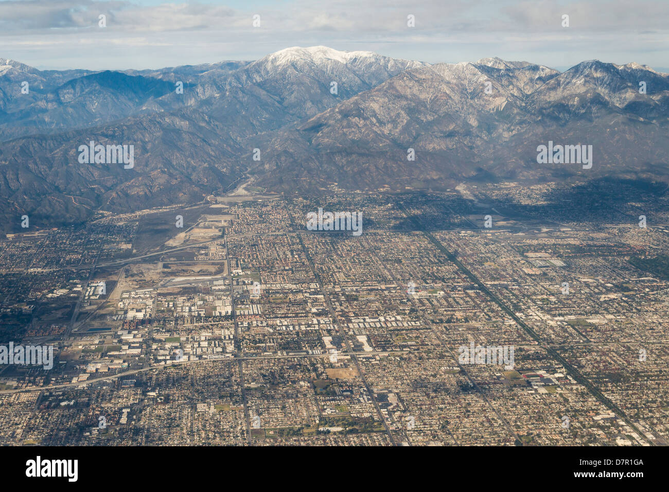 Inland Empire di Los Angeles, foto dall'aria con montagne di San Gabriel in distanza. Foto Stock