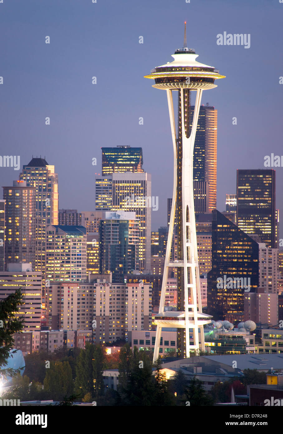 Lo Space Needle nel Downtown di Seattle è una riscaldata dal sole al tramonto Foto Stock