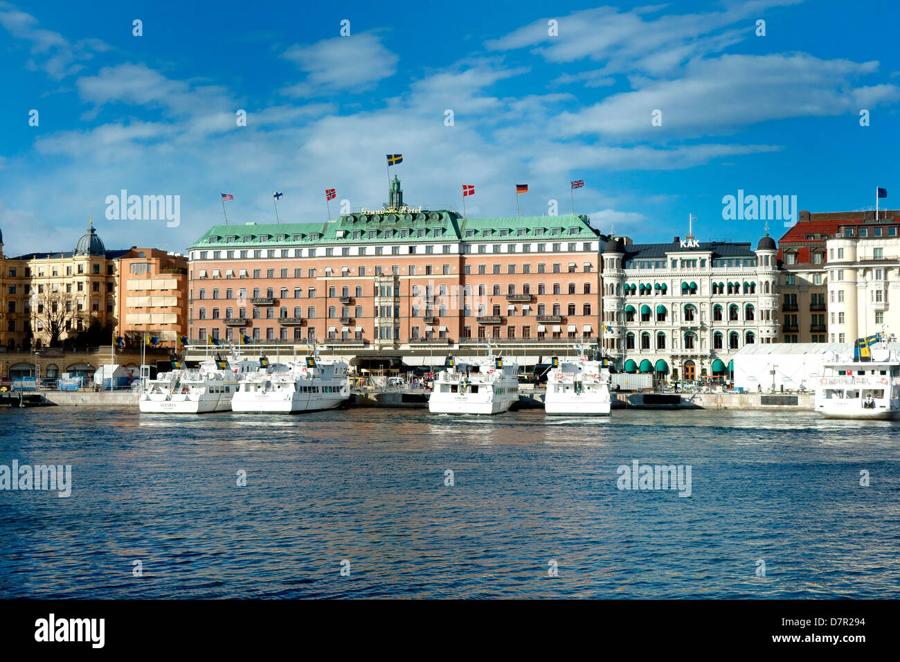 Barche ormeggiate al di fuori del Grand Hotel di Stoccolma Foto Stock