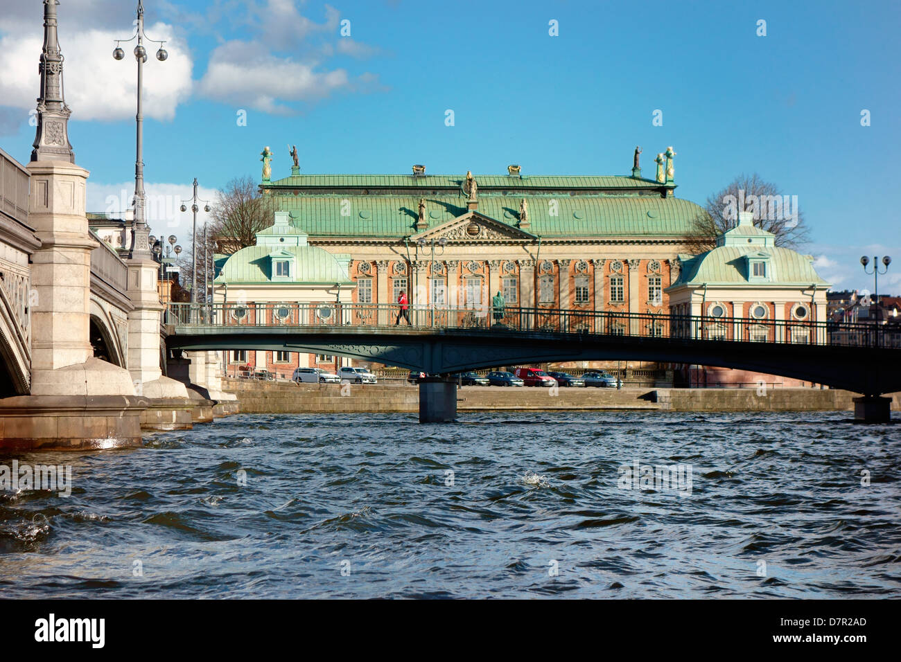Persona attraversa un ponte pedonale di fronte alla casa di notorietà a Stoccolma Foto Stock