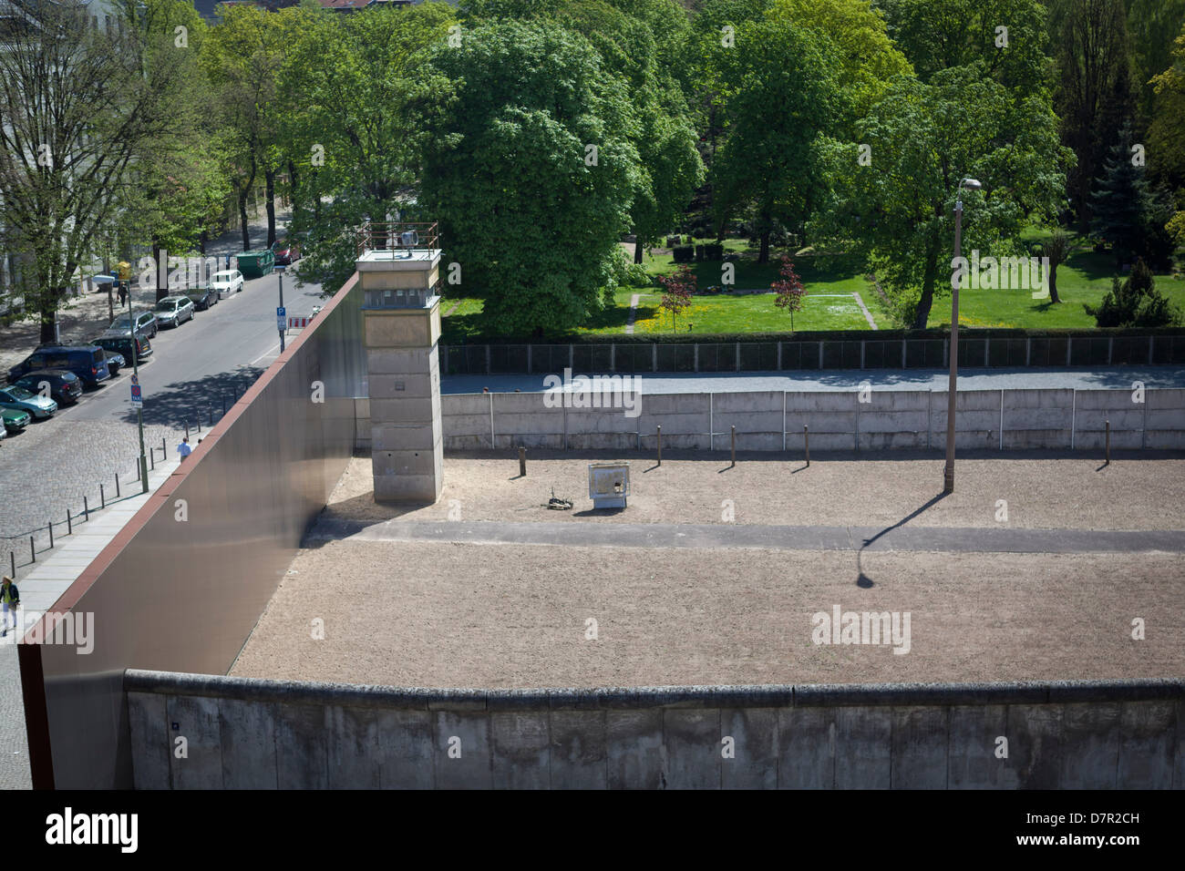 Torre di osservazione con una vista di contorno originale fortificazioni presso il Centro di Documentazione del muro di Berlino. Foto Stock