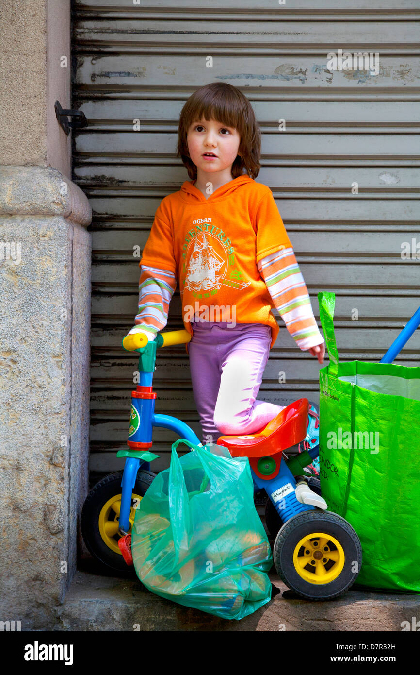 Vestiti in maniera colorata giovane ragazzo con lo shopping. Foto Stock