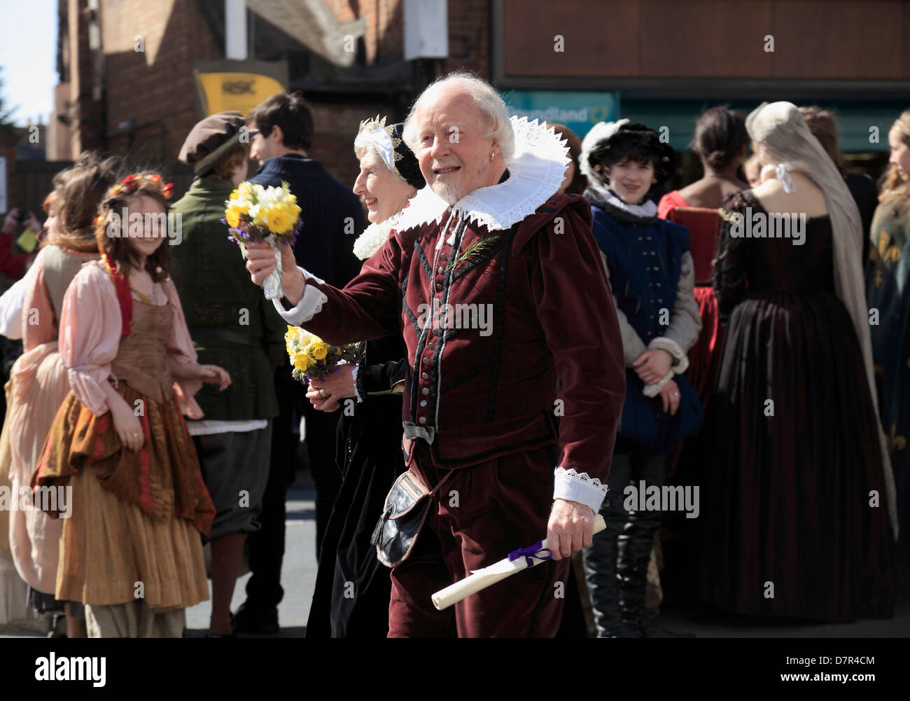 Shakespeare e Anne Hathaway al compleanno annuale sfilata commemorativa a Stratford upon Avon. (Poste da attori) Foto Stock