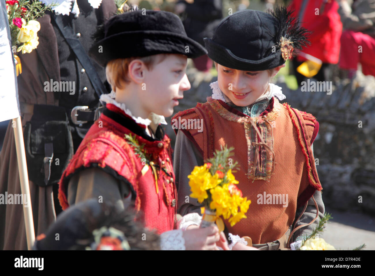 Due giovani pagina shakesperiana ragazzi al compleanno annuale sfilata commemorativa a Stratford upon Avon. Foto Stock
