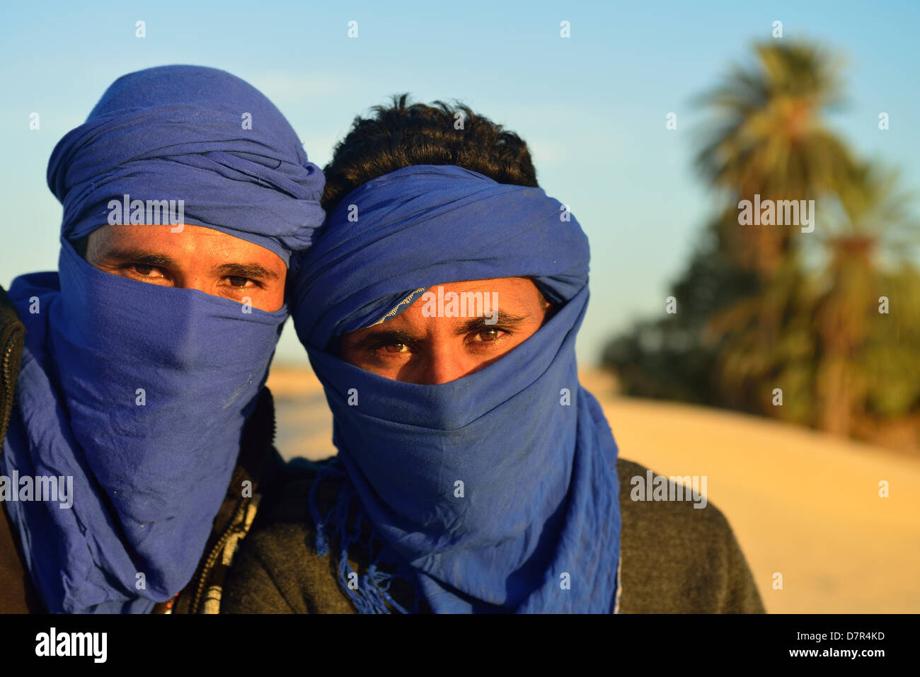 Giovani beduini nelle dune a Douz, sud della Tunisia. Foto Stock
