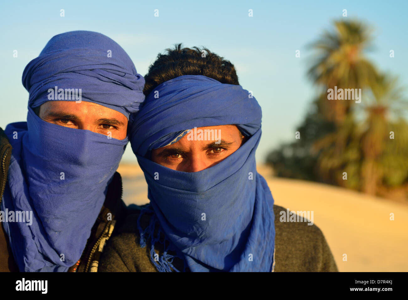 Giovani beduini nelle dune a Douz, sud della Tunisia. Foto Stock