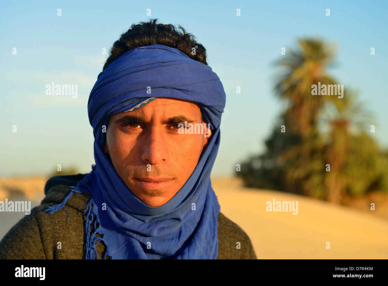 Giovani beduini nel dune a Douz, sud della Tunisia. Foto Stock