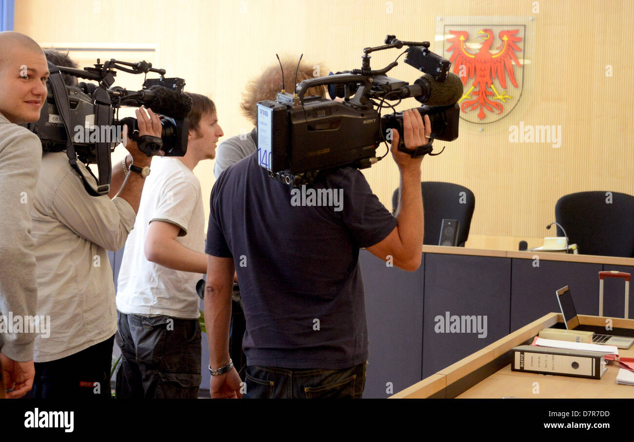 I giornalisti attendono l'apertura di un periodo di prova all'interno della corte regionale in Neuruppin, Germania, 13 maggio 2013. Sedici anni dopo un 17-anno-vecchio risultò mancante, due uomini e una donna sono sotto processo per omicidio e incitamento per omicidio. Foto: Bernd Settnik Foto Stock
