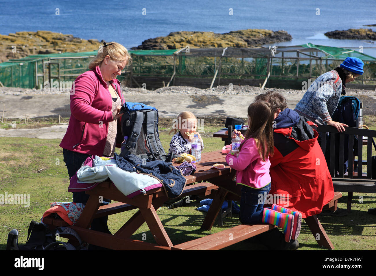 Picnic in famiglia con genitori e bambini sull'Isola di maggio nel Firth of Forth, Scozia Foto Stock
