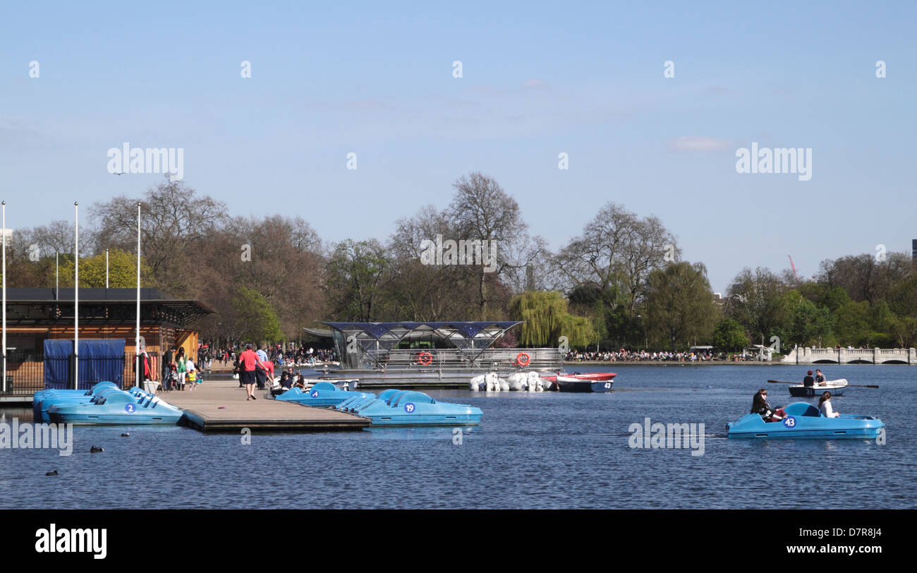 Il canottaggio sulla serpentina Hyde Park Londra Foto Stock