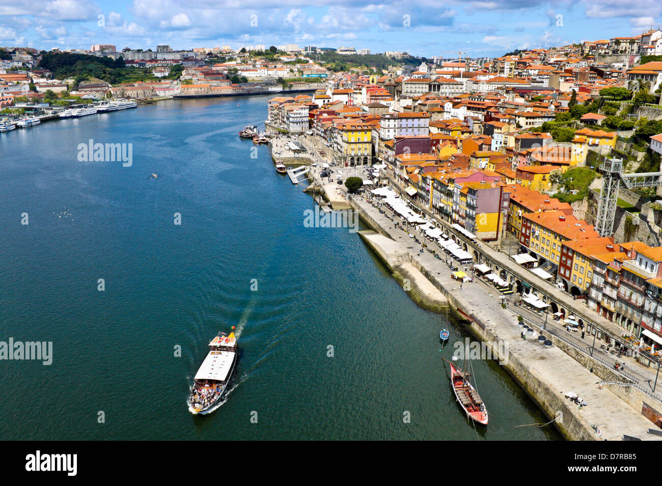 Vista del porto e le barche sul fiume Douro Foto Stock