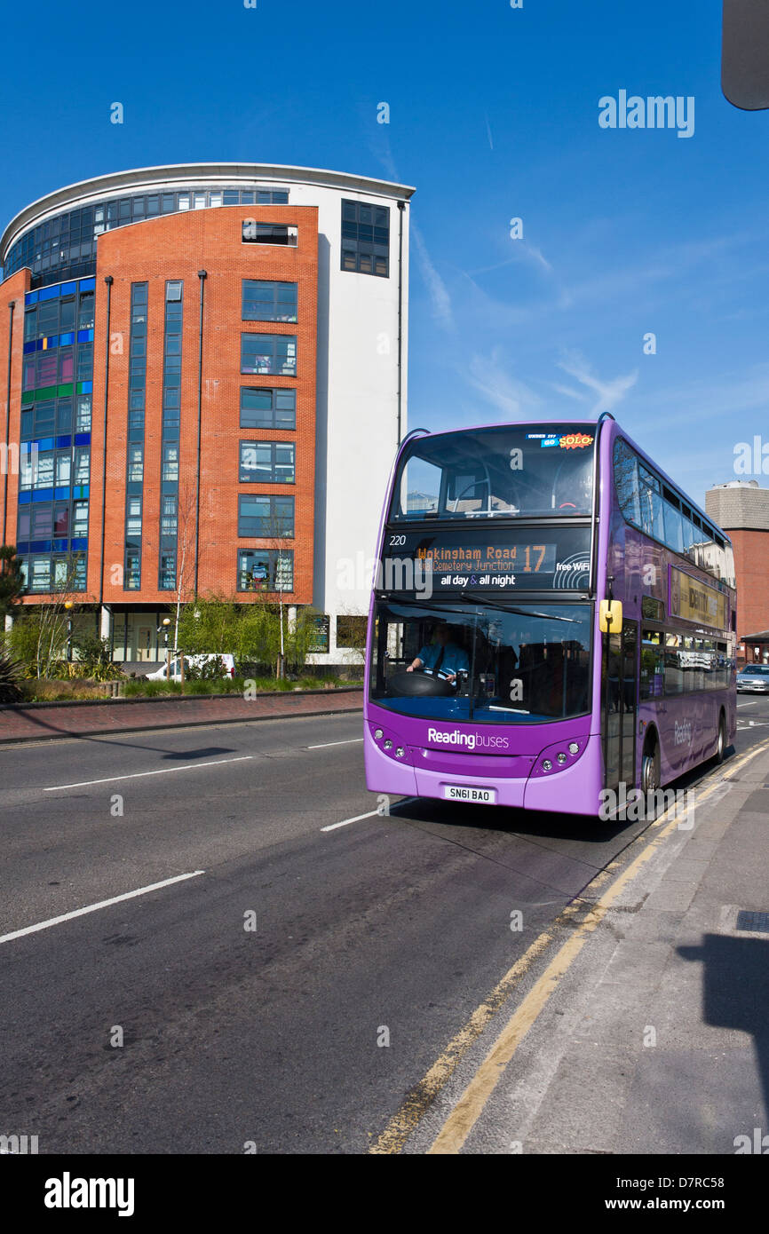 Un autobus che passa uffici su strada comunale in Reading, Berkshire, Regno Unito Foto Stock