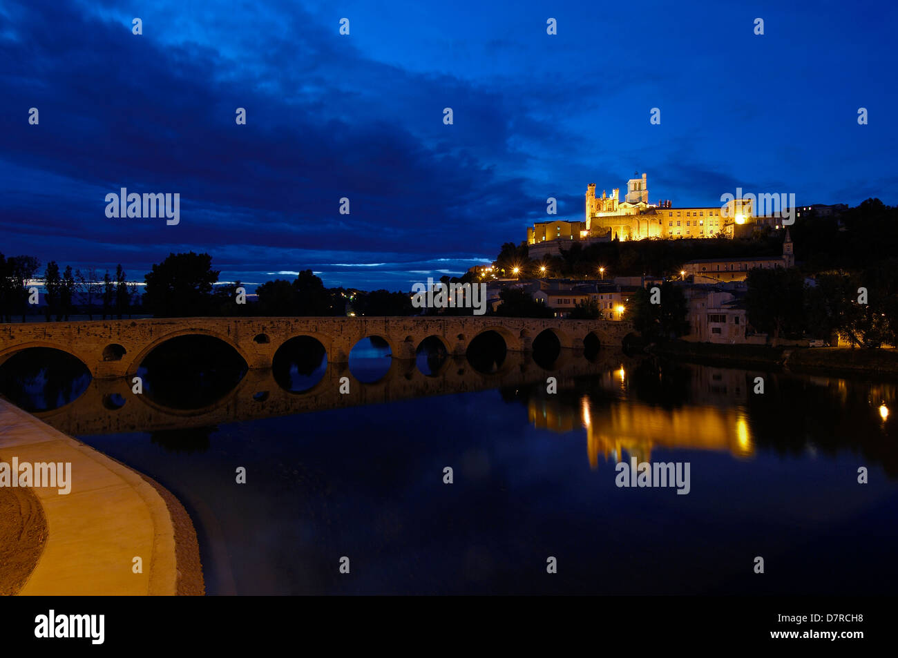 Ponte Vecchio e la cattedrale di St-Nazaire (secolo XIV) al tramonto. Béziers. Hérault, Languedoc-Roussillon. Francia Foto Stock