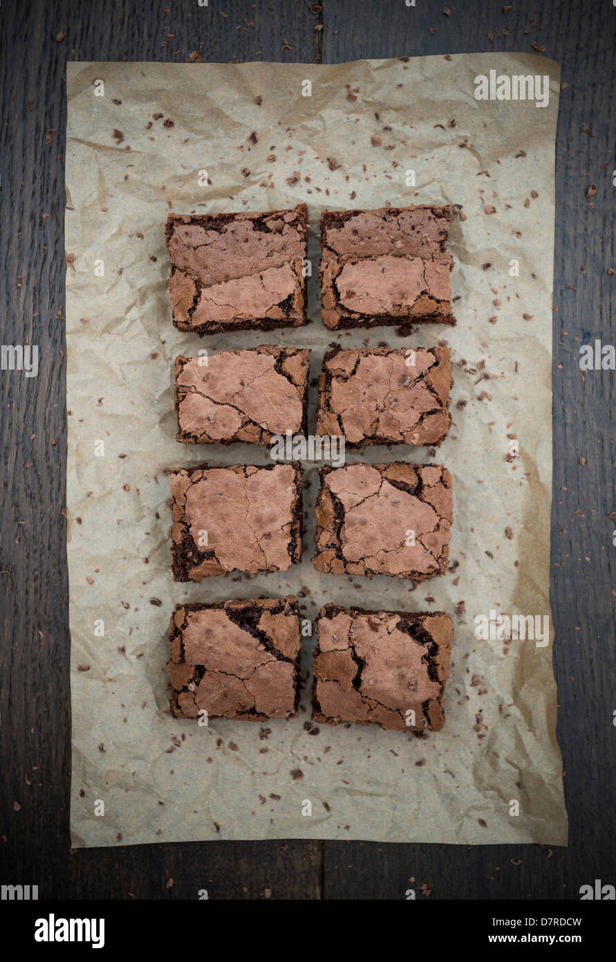 Brownie al cioccolato sulla carta oleata. Foto Stock