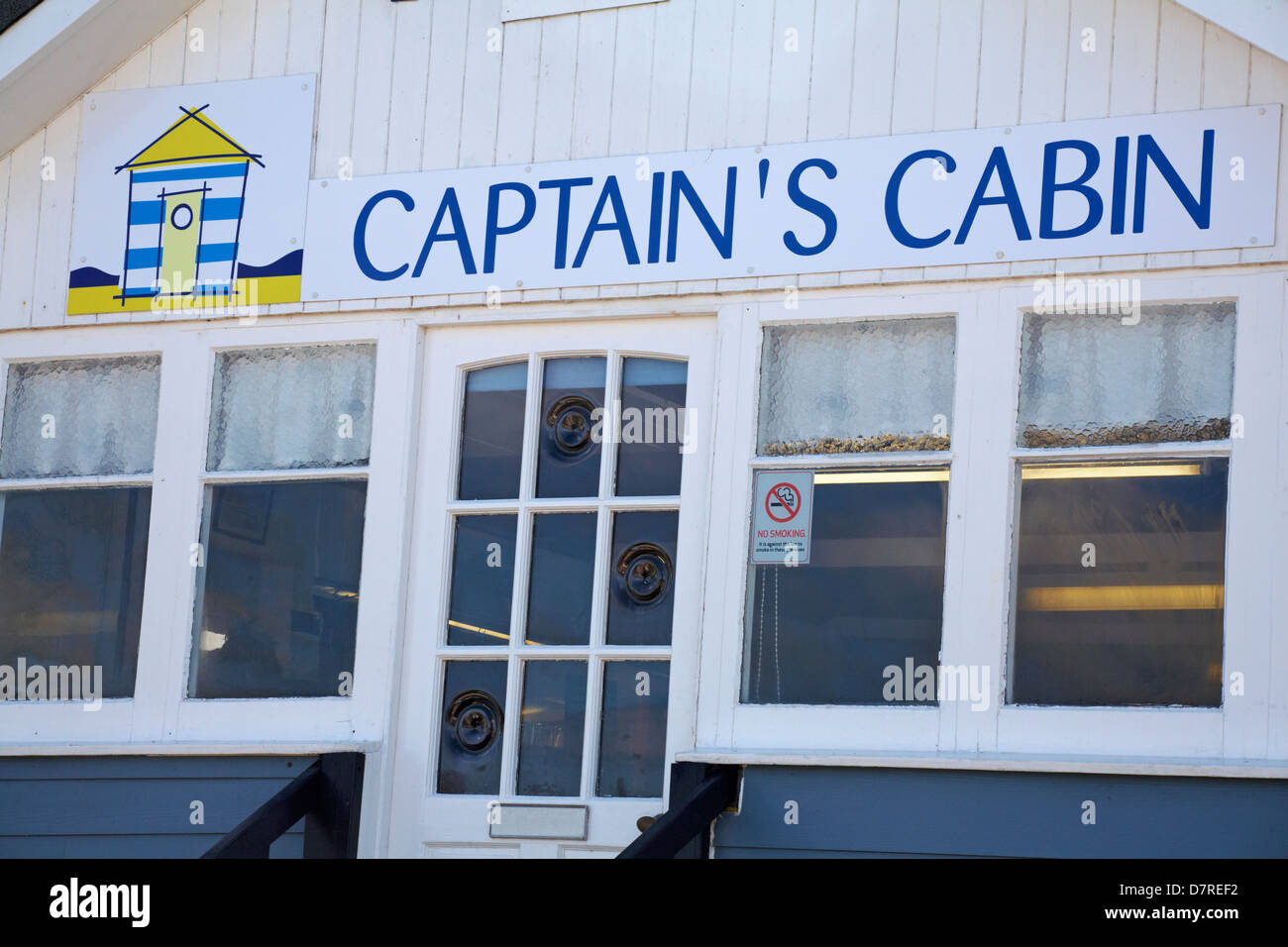 Captain's Cabin Beach Side Café a Colwell Bay, Isle of Wight, Hampshire UK nel mese di maggio Foto Stock