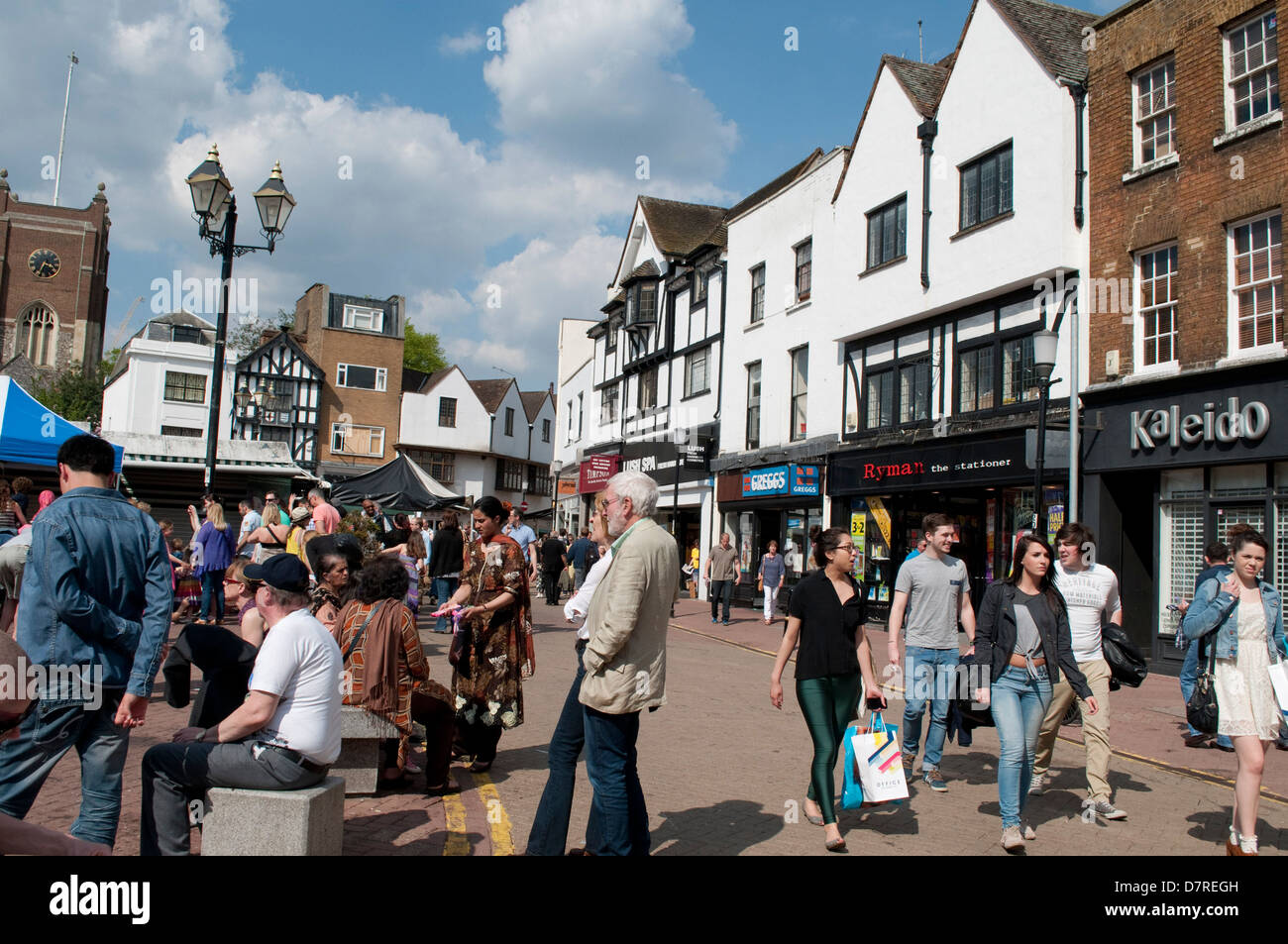 Persone, luogo di mercato, Kingston upon Thames, Regno Unito Foto Stock