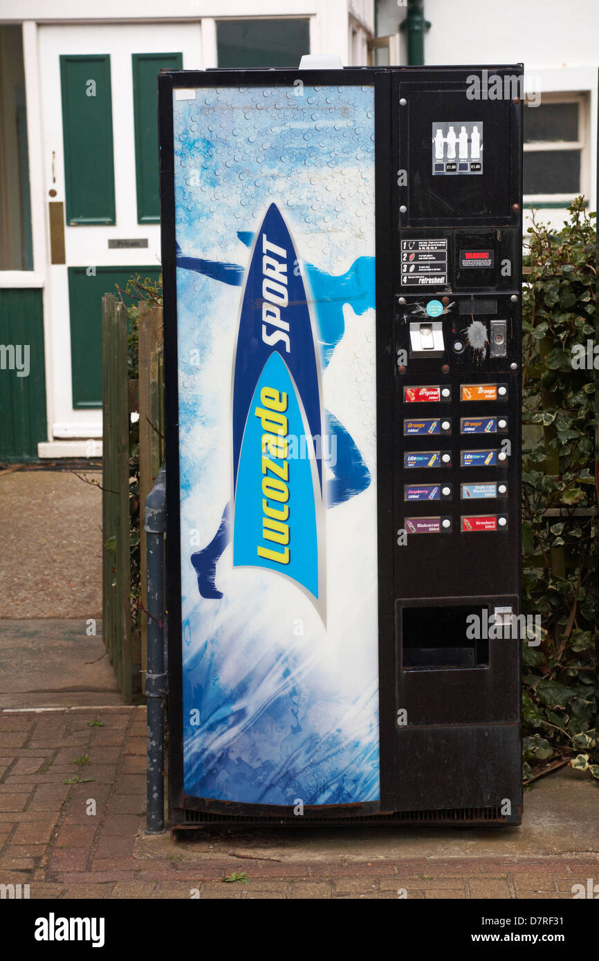 Distributore automatico di bevande Lucozade Sport presso Alum Bay, Isle of Wight, Hampshire UK a maggio - distributori di bevande Foto Stock