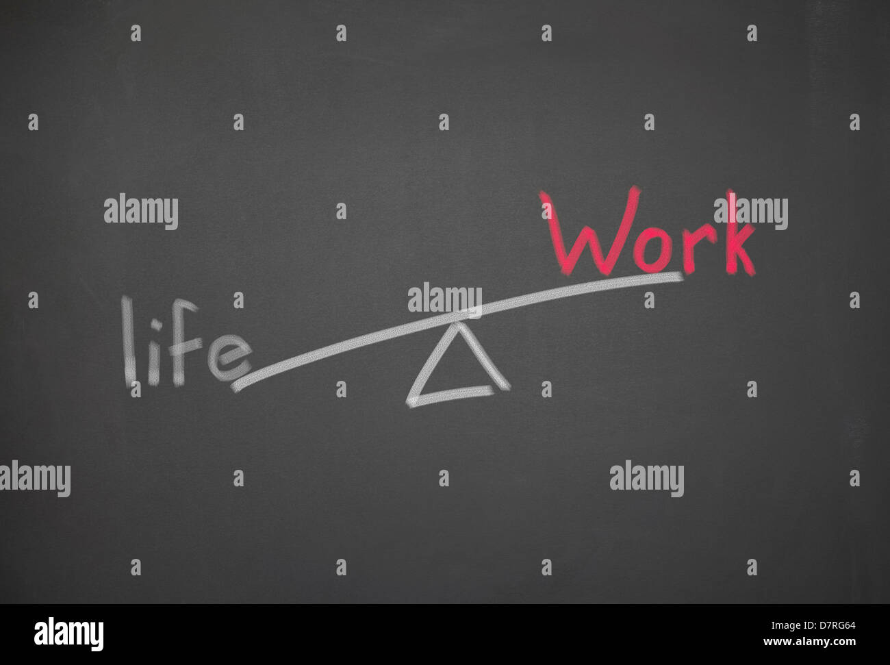 Lavagna con una altalena equilibrio tra lavoro e vita familiare. Foto Stock