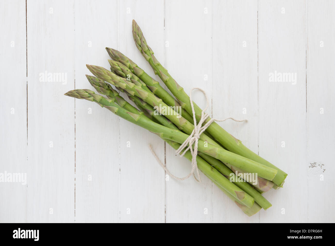 Appena raccolto asparagi germogli. Foto Stock