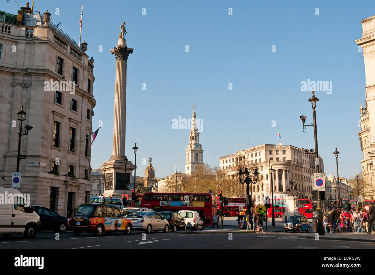 Trafalgar Square traffico, London, Regno Unito Foto Stock