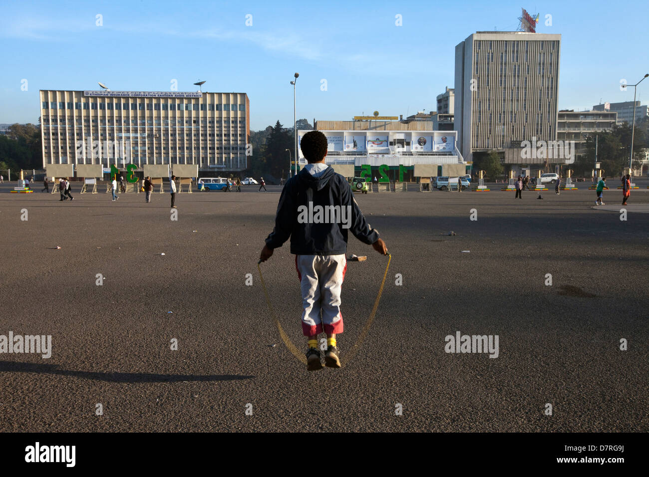 Un uomo saltando per exercisin in Meskel Square, Etiopia ad Addis Abeba. Foto Stock