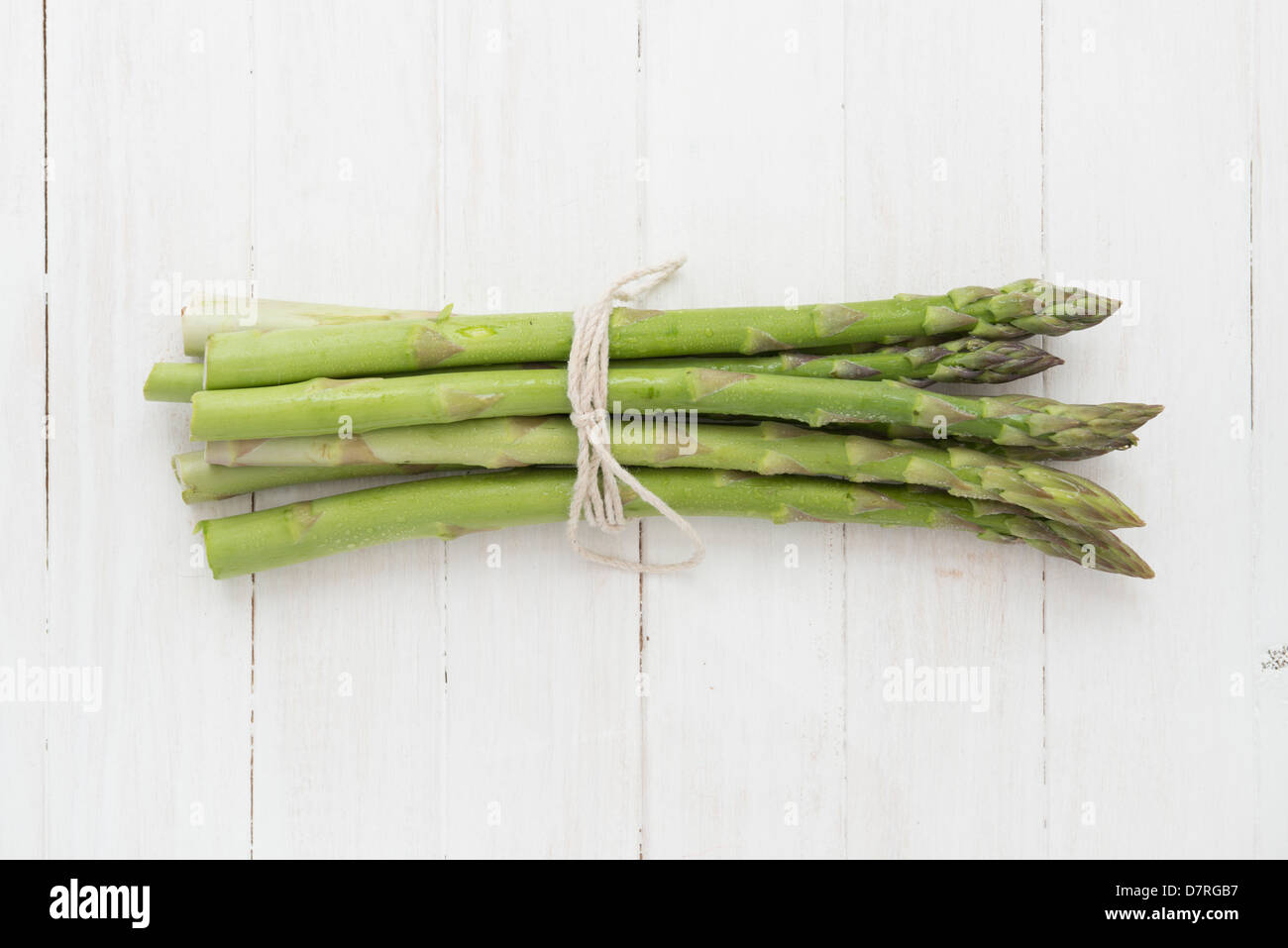 Appena raccolto asparagi germogli. Foto Stock