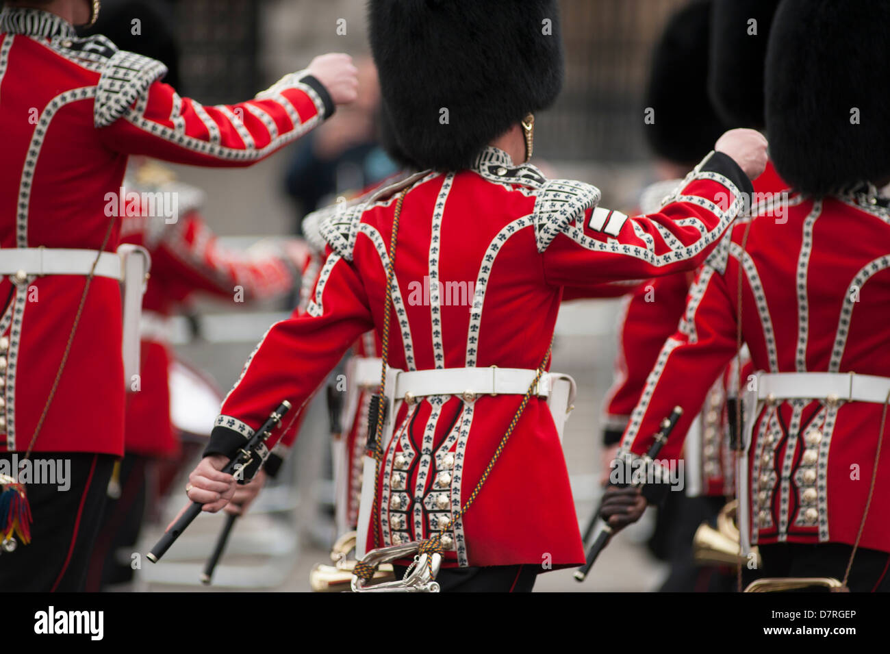 Bandsmen del Welsh Guards marciando verso le Case del Parlamento europeo per l' annuale dello stato di apertura del Parlamento. Foto Stock