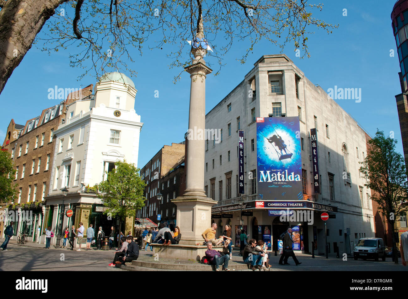 Il Seven Dials meridiana pilastro e Cambridge Theatre, Covent Garden di Londra, Regno Unito Foto Stock
