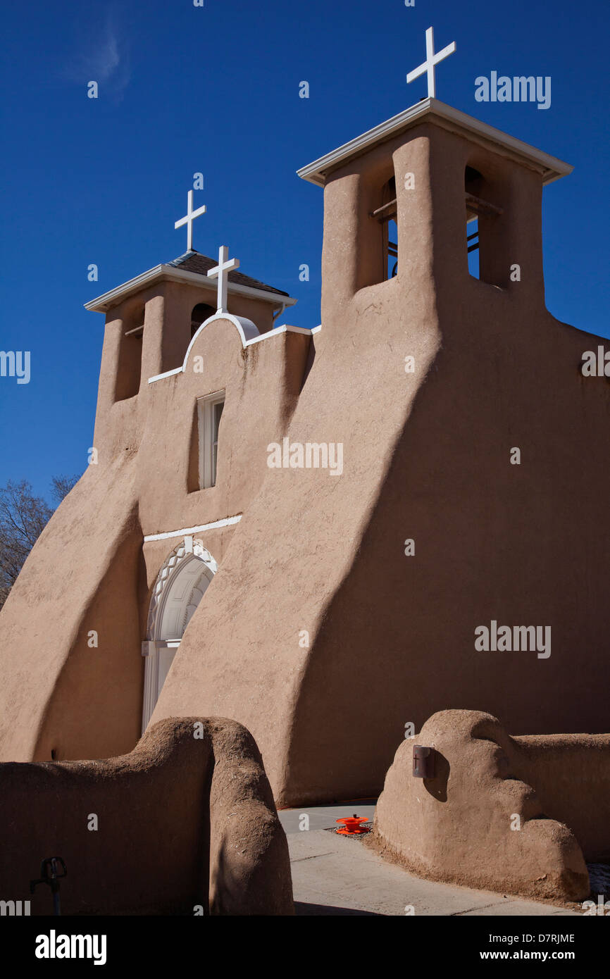 San Francesco di Assisi chiesa in Rancho de Taos, appena a sud di Taos, Nuovo Messico. Foto Stock