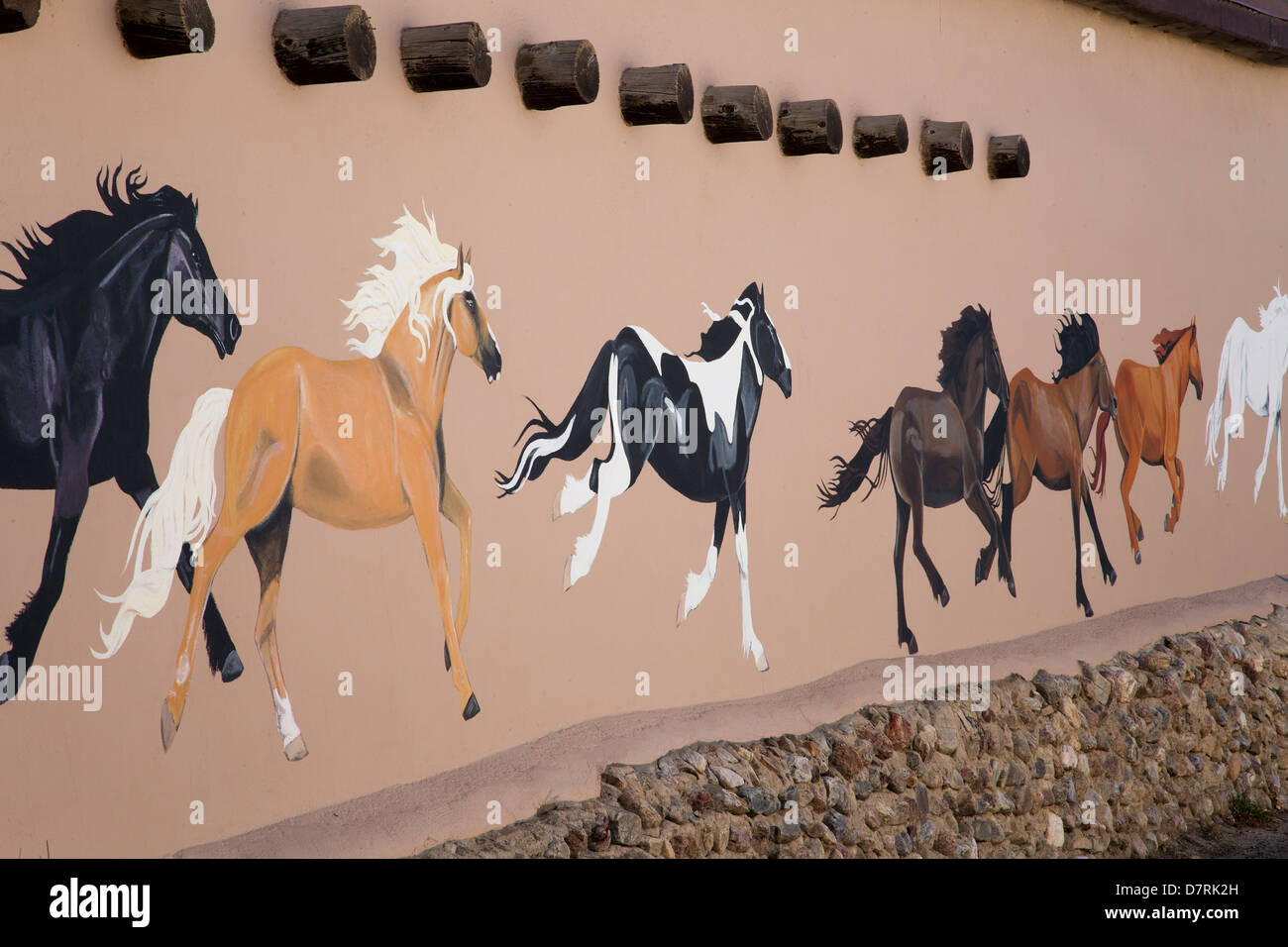 Murale di cavalli al galoppo lungo Ledoux Street a Taos, Nuovo Messico. Foto Stock