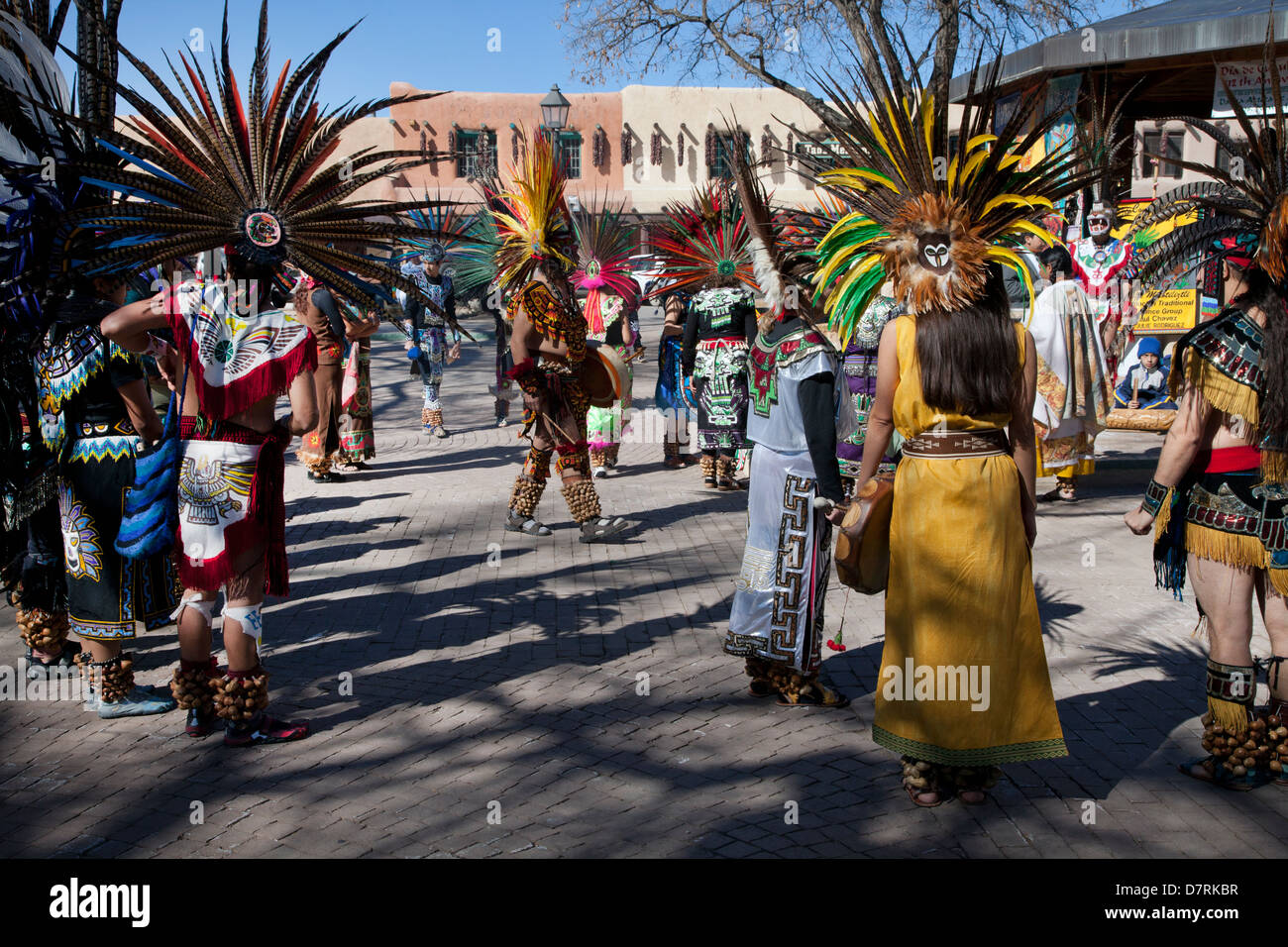 Uno spettacolo di danza dalla danza Azteca de Anahuac sul Dia de Cuautemoc sulla Plaza a Taos, Nuovo Messico. Foto Stock