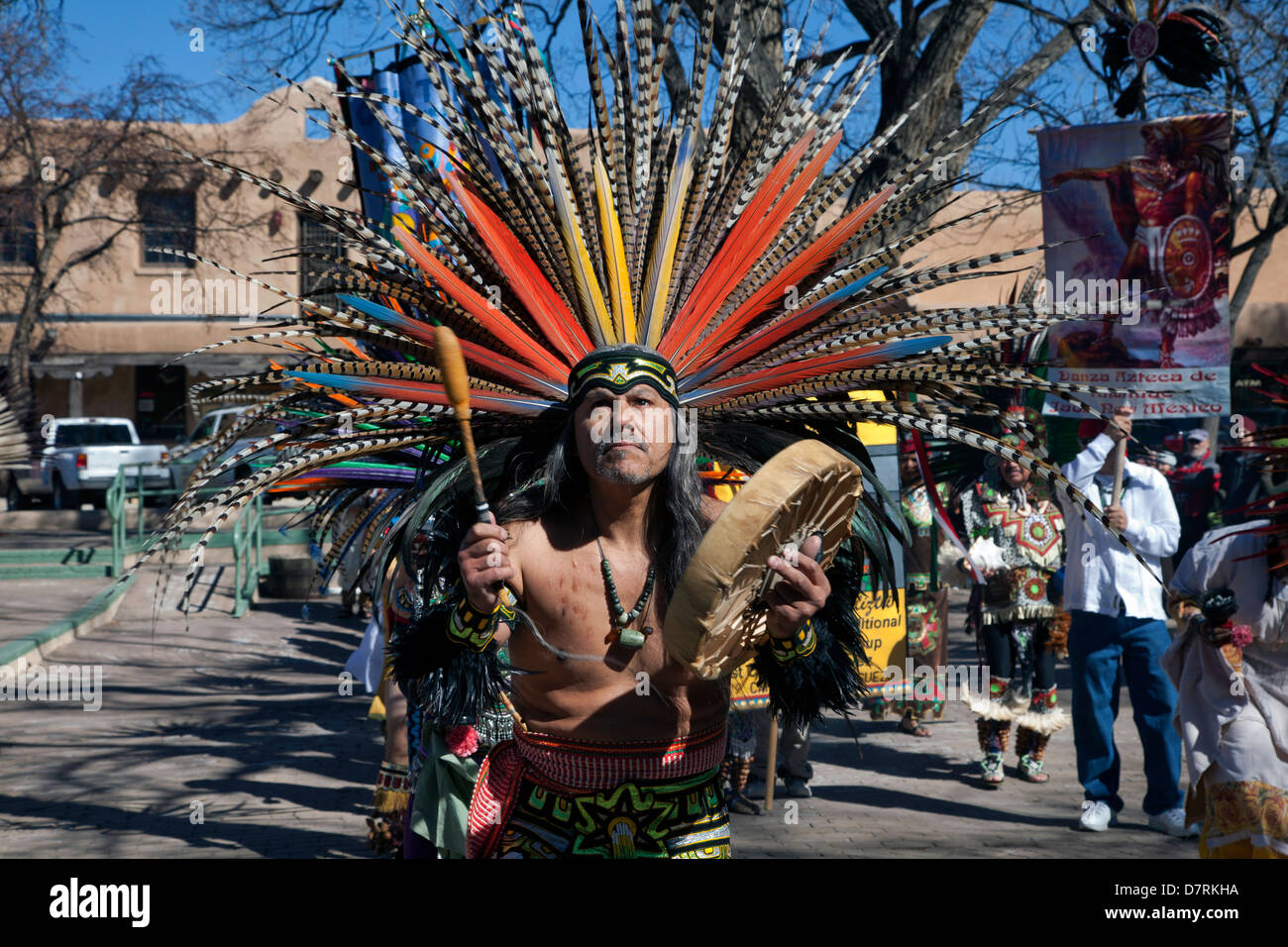 Uno spettacolo di danza dalla danza Azteca de Anahuac sul Dia de Cuautemoc sulla Plaza a Taos, Nuovo Messico. Foto Stock