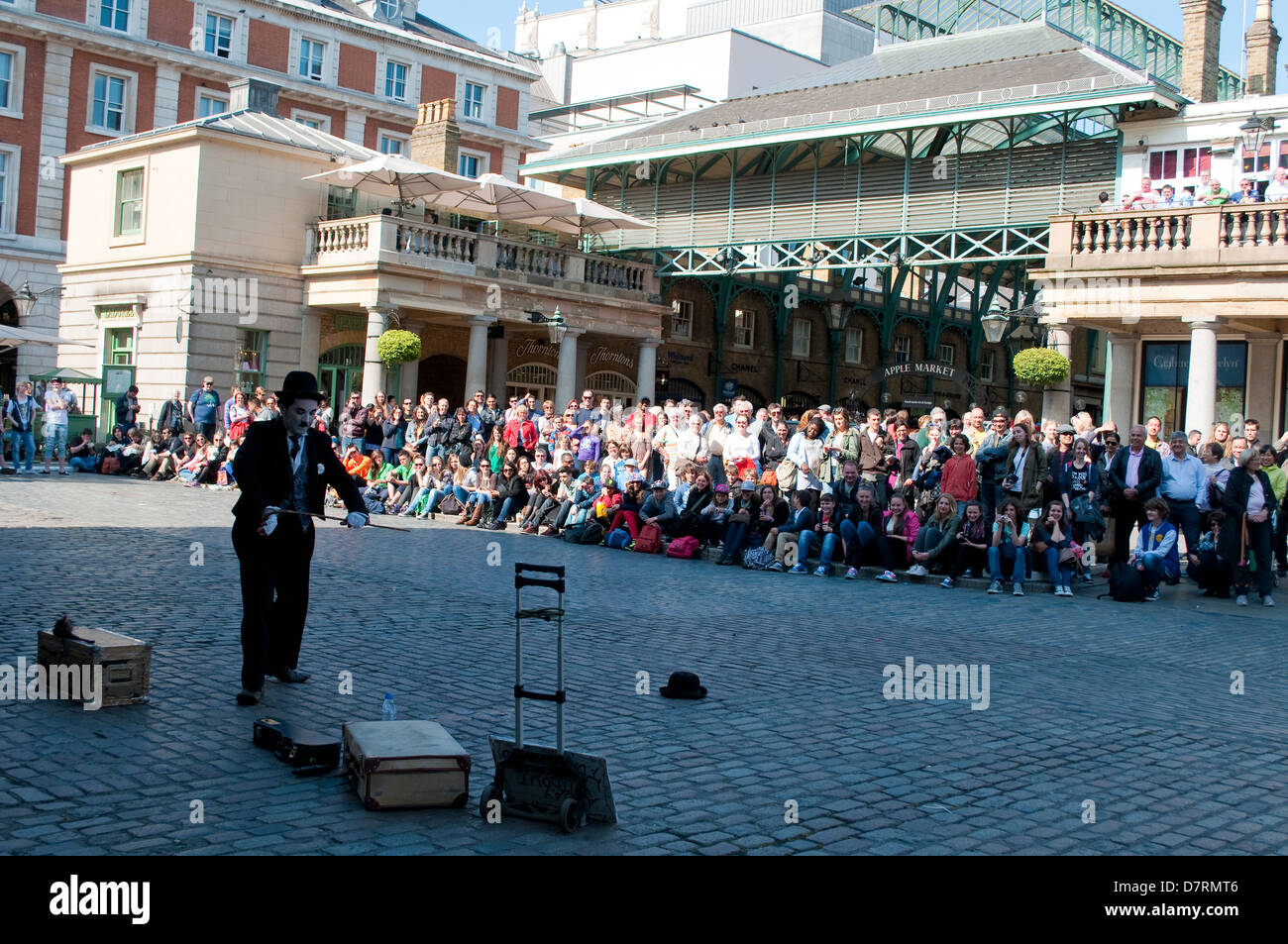 Guardare la gente street performance, Covent Garden di Londra, Regno Unito Foto Stock