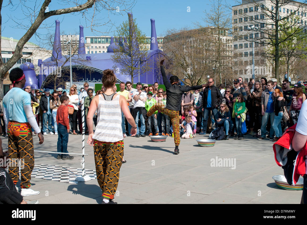 La gente guarda street performance su Southbank, London, Regno Unito Foto Stock