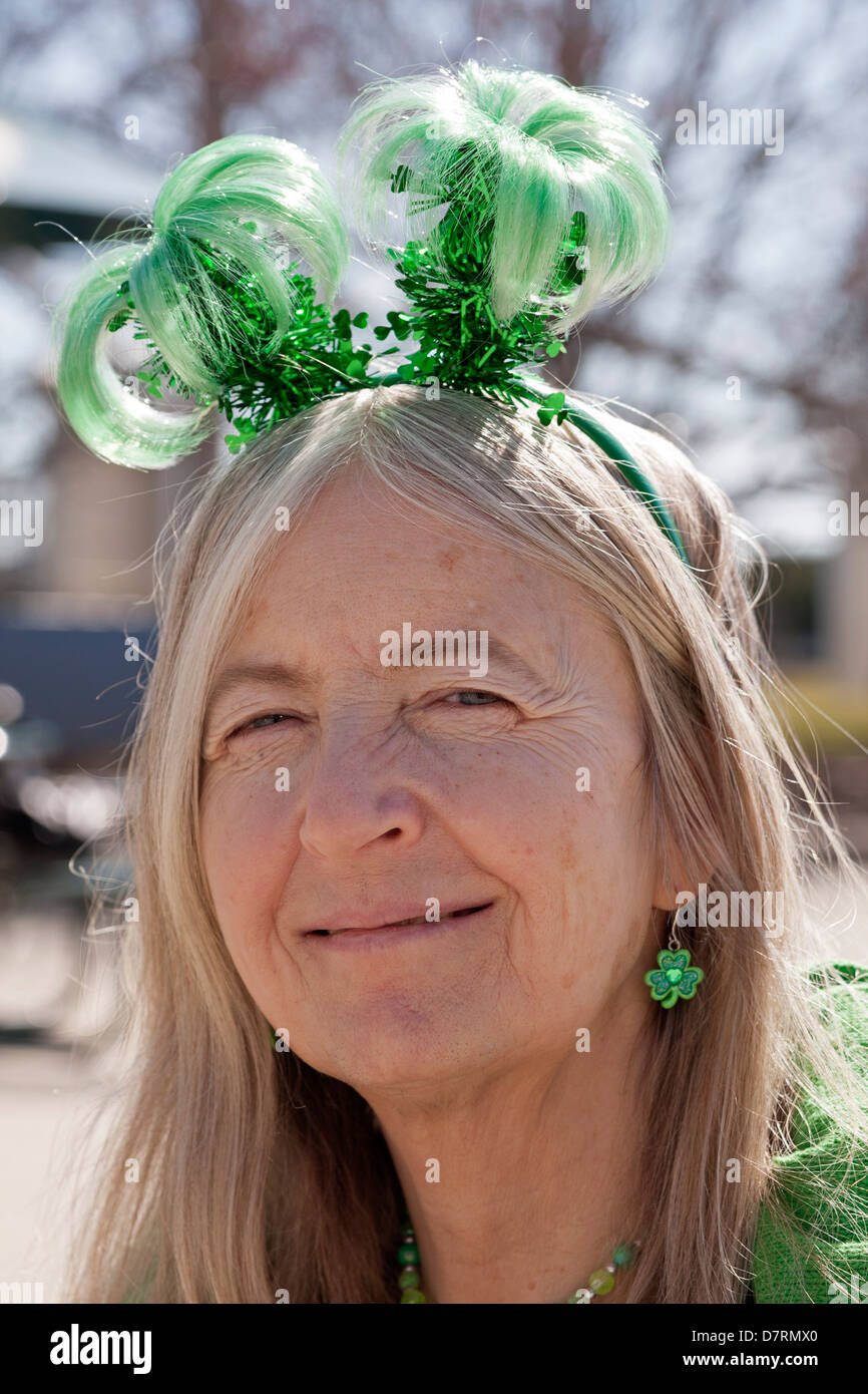 Una donna in Chicago mostra il suo orgoglio irlandese per la festa di San Patrizio. Foto Stock
