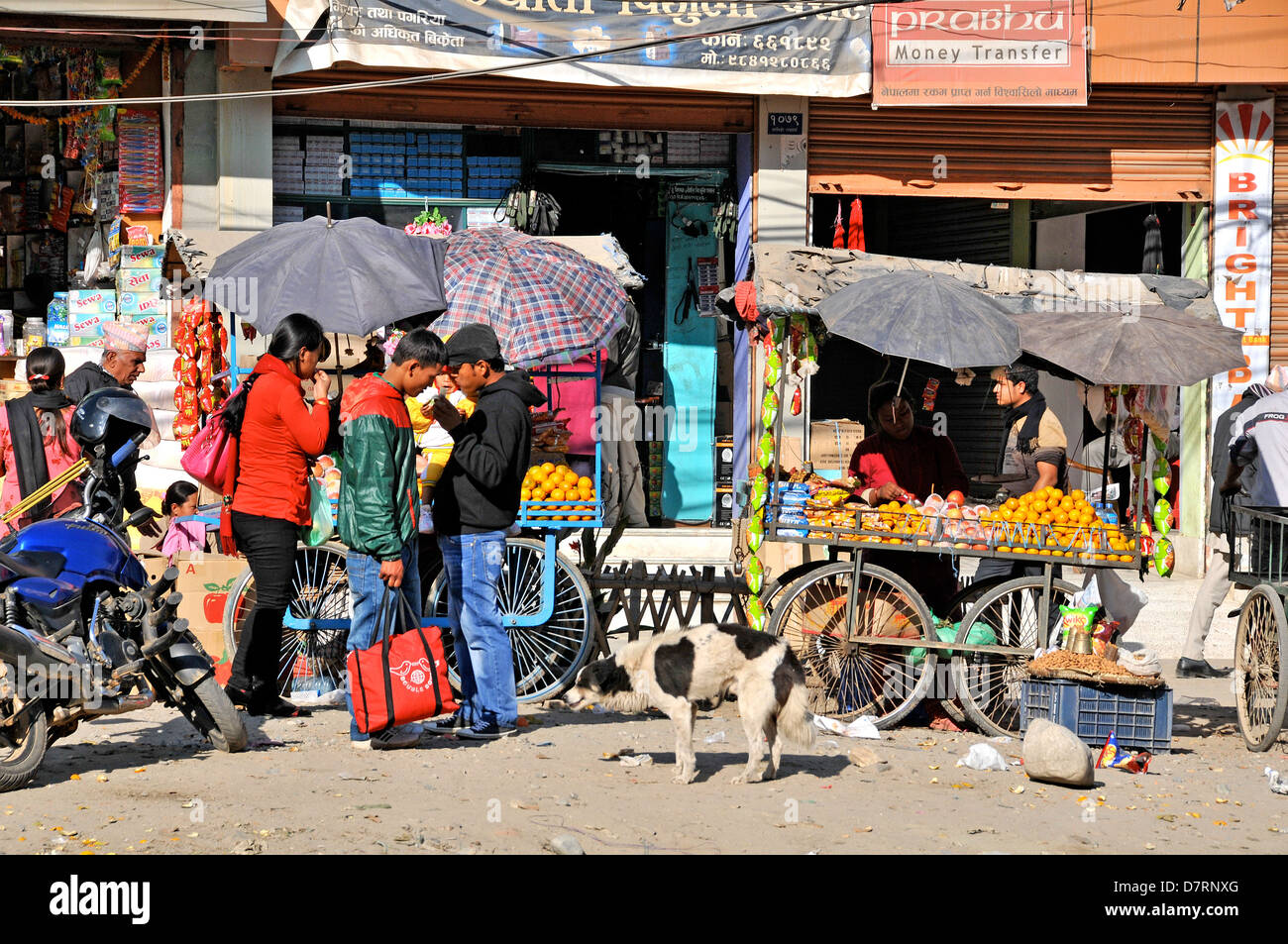Scena di strada giorno Banepa mercato Nepal Foto Stock