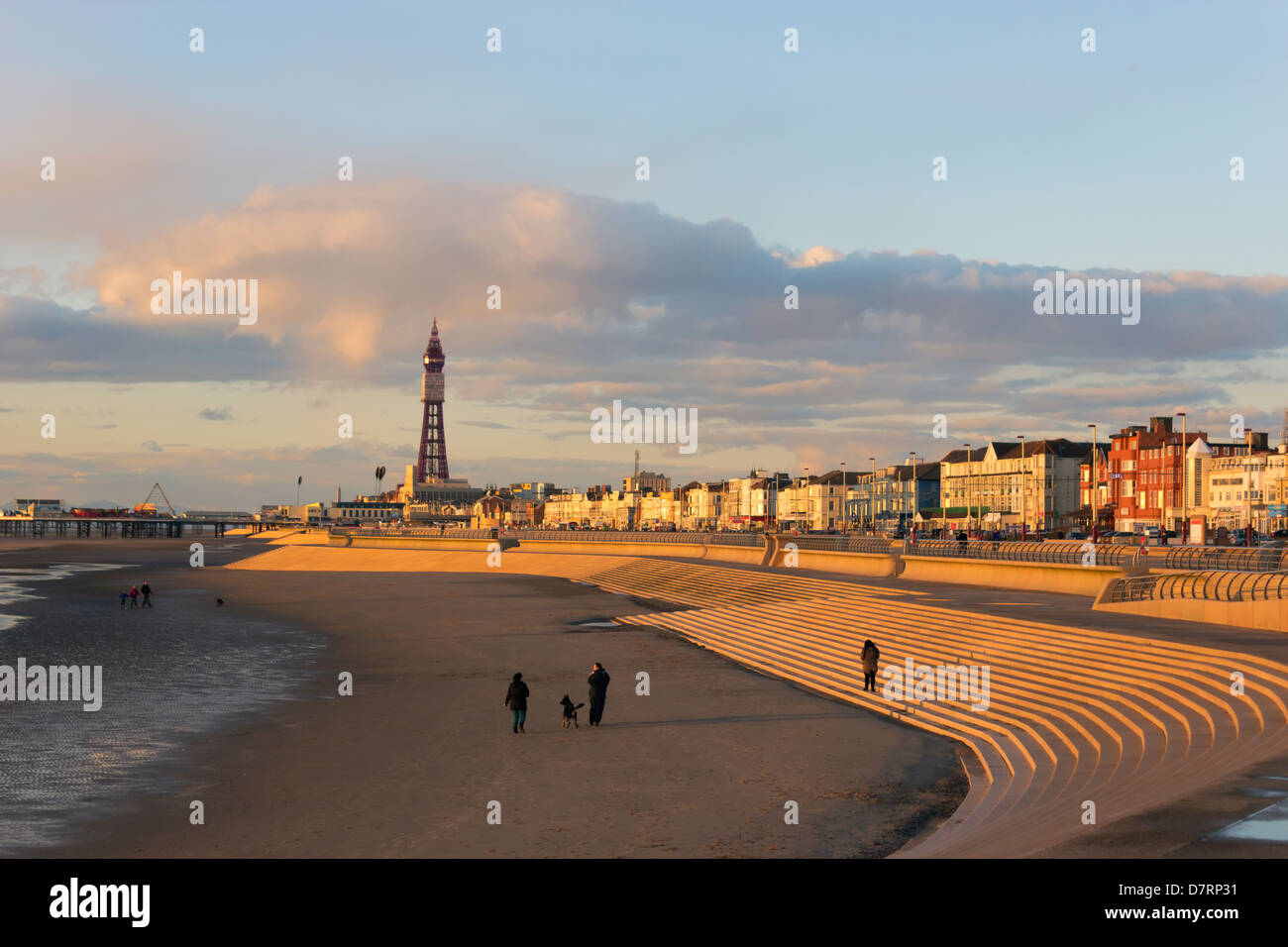 Blackpool, Lancashire, Inghilterra. Guardando lungo la spiaggia verso la torre. Foto Stock