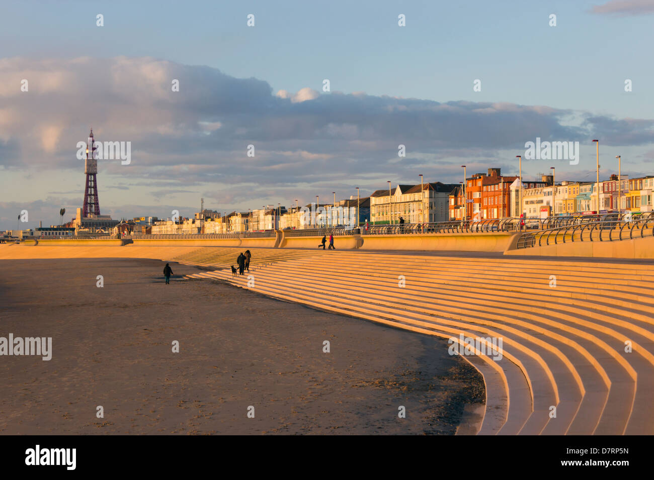 Blackpool, Lancashire, Inghilterra. Guardando lungo la spiaggia verso la torre. Foto Stock